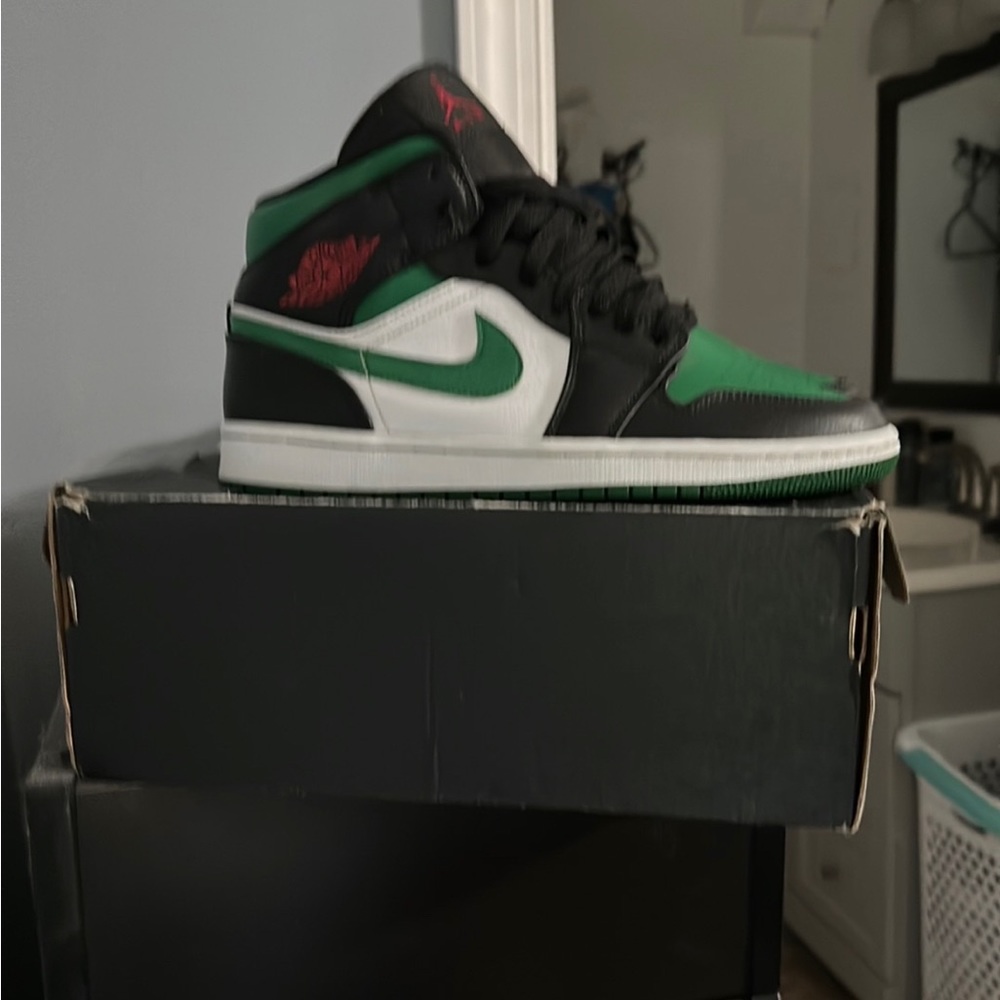 Green toe Jordan 1 Mid